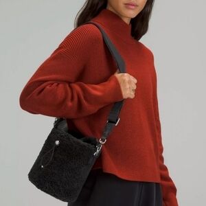 LULULEMON Crossbody Fleece Bucket Bag 2.5L in Black